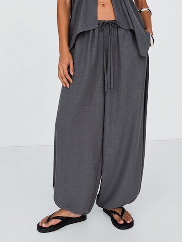 Bershka Tapered Pants in Grey: front