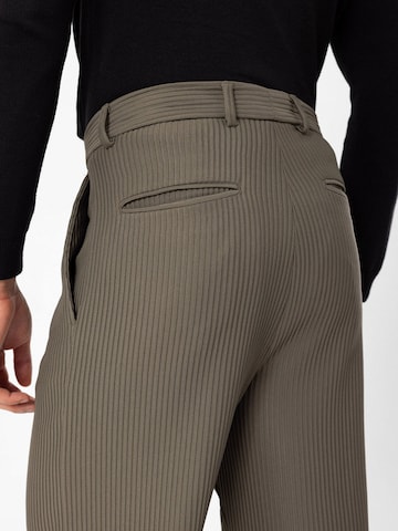 Antioch Regular Pleat-front trousers in Green