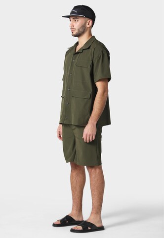 Pas De Monaco Regular Shorts 'Utility' in Grün