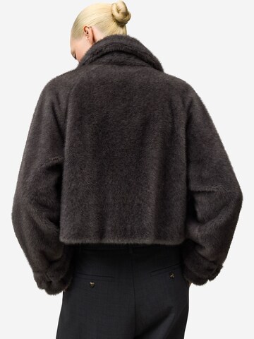 Adolfo Dominguez Mantel in Grau