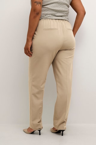 Regular Pantalon à plis 'Sakira' KAFFE CURVE en beige