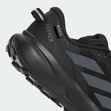 Chaussure basse 'Tracefinder Plus' ADIDAS TERREX en noir