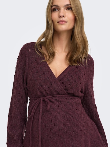 Only Maternity Neuletakki värissä punainen