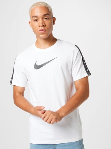 Tricou 'Repeat' de la Nike Sportswear pe alb: față