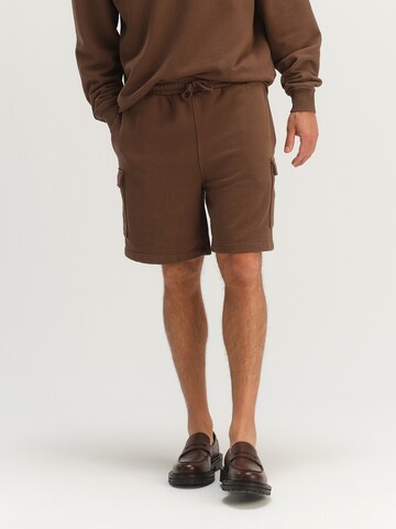 TRAPP Regular Cargo trousers in Brown: front