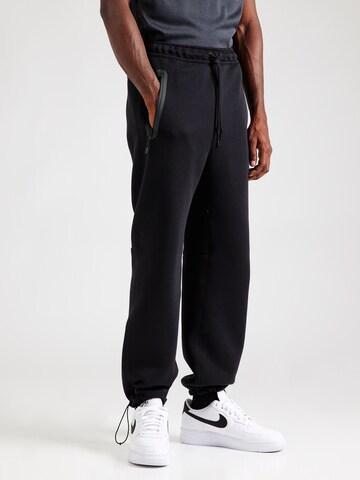 Nike Sportswear Tapered Broek 'TECH FLEECE' in Zwart: voorkant