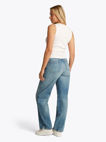 Top de la Tommy Jeans pe alb