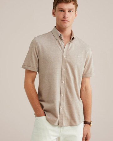Slim fit Camicia di WE Fashion in beige: frontale