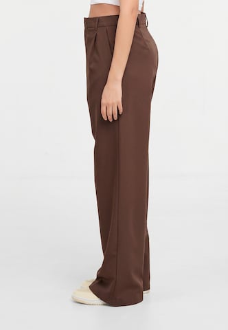 2Y Studios - Pierna ancha Pantalón plisado 'Talia' en marrón