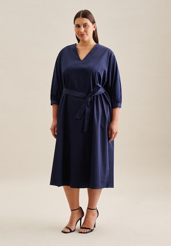 Robe ' Schwarze Rose ' SEIDENSTICKER en bleu : devant