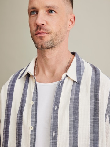 DAN FOX APPAREL - Ajuste regular Camisa 'Anthony' en azul