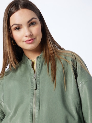 FREAKY NATION Prehodna jakna 'Swantje' | zelena barva