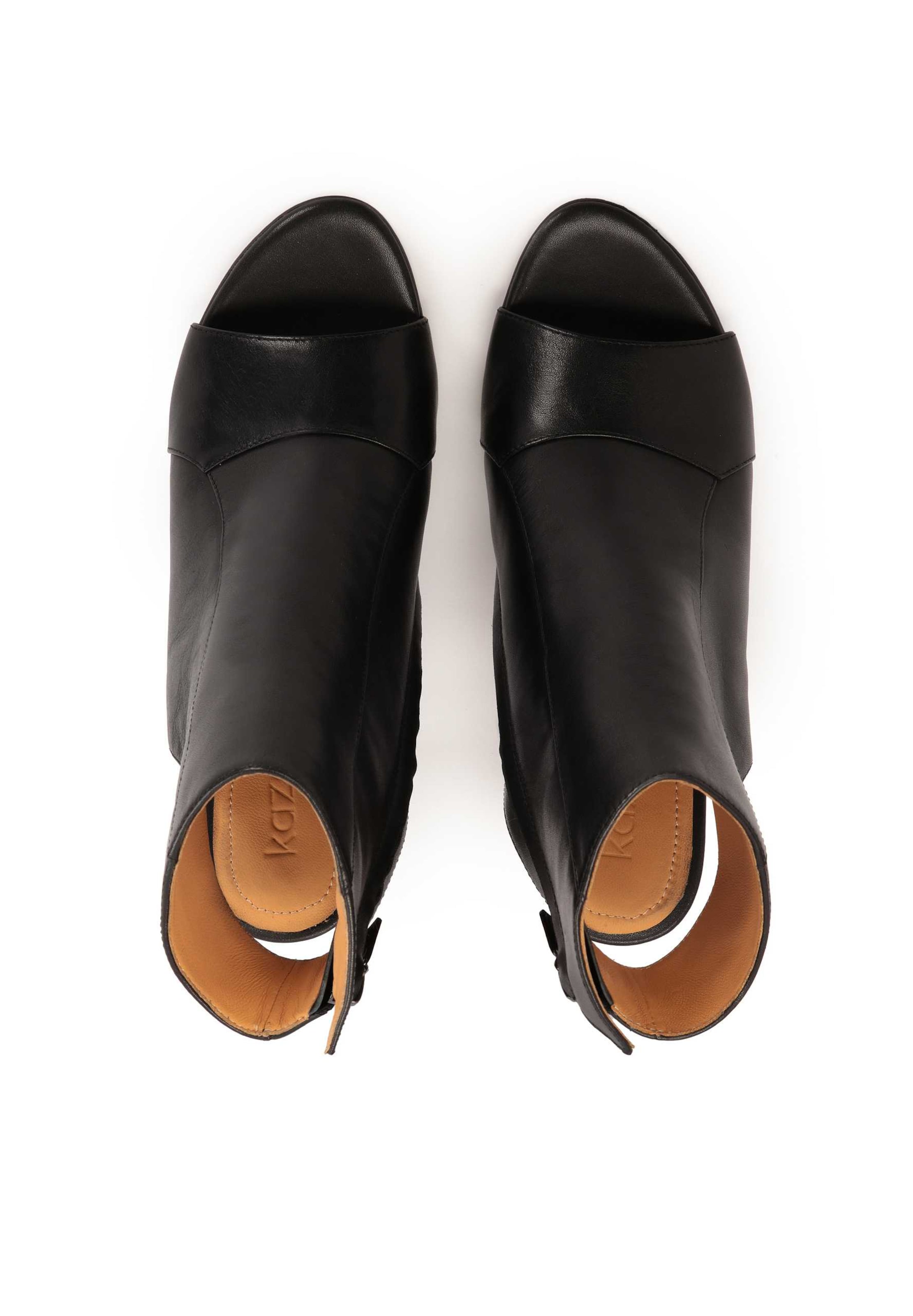 Kazar High front pumps in Black