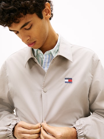 Tommy Jeans Демисезонная куртка в Серый