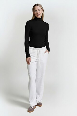 Cotton Candy Rollkragen-Langarmshirt in Schwarz