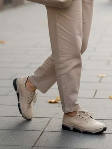 Chaussure à lacets Kumixi en beige : devant