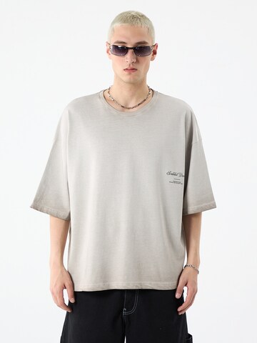 VAMOS CLO T-shirt 'The Colony' i grå: framsida