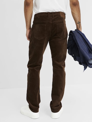 Regular Pantalon bonprix en marron