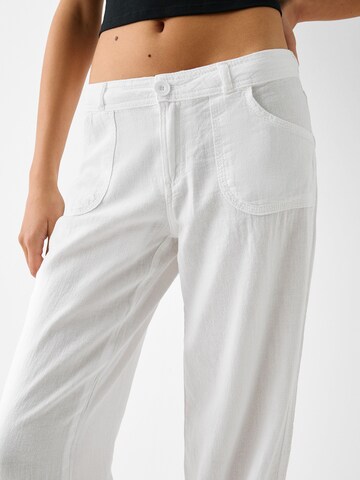 Loosefit Pantaloni di Bershka in bianco