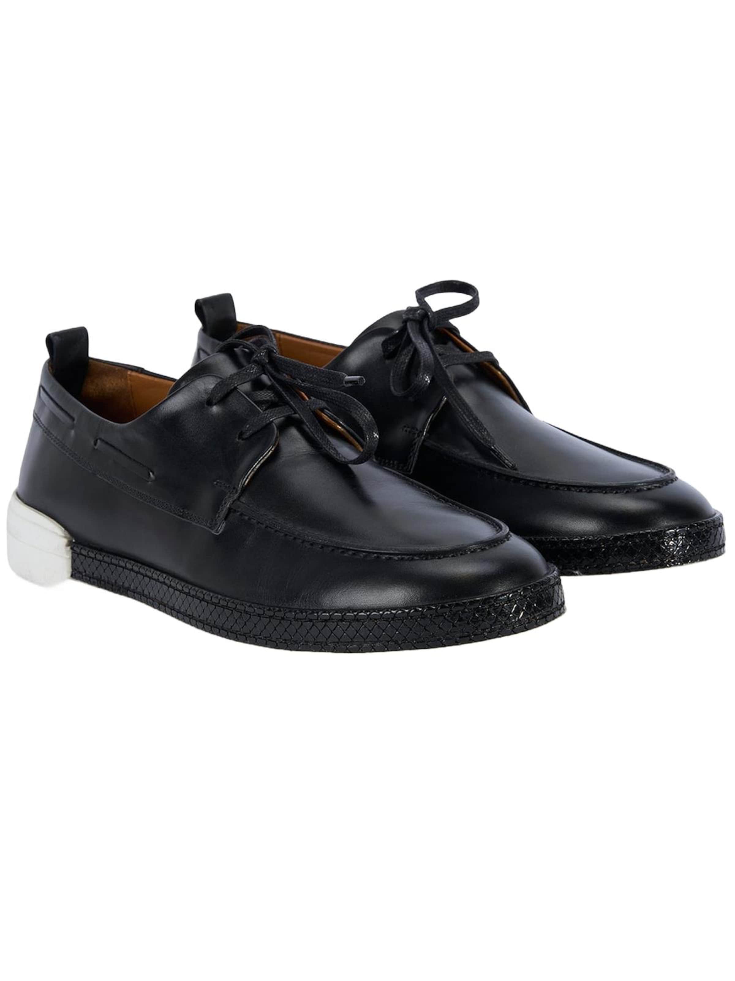 Chaussure à lacets 'Schnürschuhe' Desa en noir