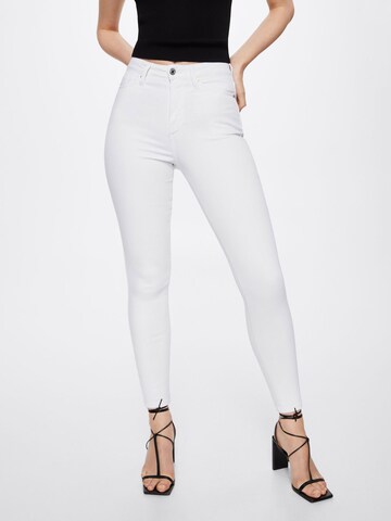 Skinny Jeans 'Anne' de la MANGO pe alb: față