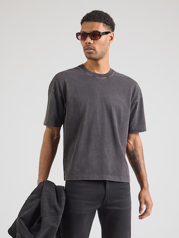 Abercrombie & Fitch Тениска в черно: отпред