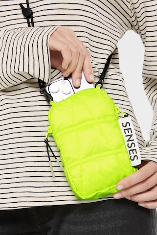 SENSES.THE LABEL Smartphone Puffer Bag mit Kordel in Grün