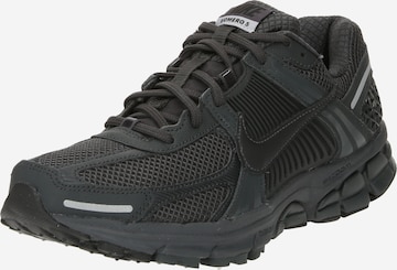 Nike Sportswear Låg sneaker 'Zoom Vomero 5' i grå: framsida