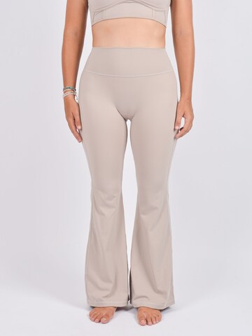 Kadoo Boot cut Leggings 'Balance - Sand (recycelt)' in Beige: front