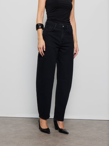 Barrel Jeans 'Nelly' de la RÆRE by Lorena Rae pe negru: față