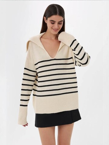 Hiccup Pullover in Weiß: Vorderseite