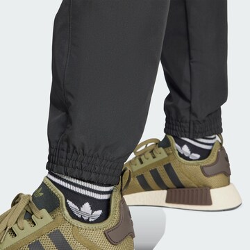 Tapered Pantaloni cu buzunare 'UTILITY' de la ADIDAS ORIGINALS pe negru