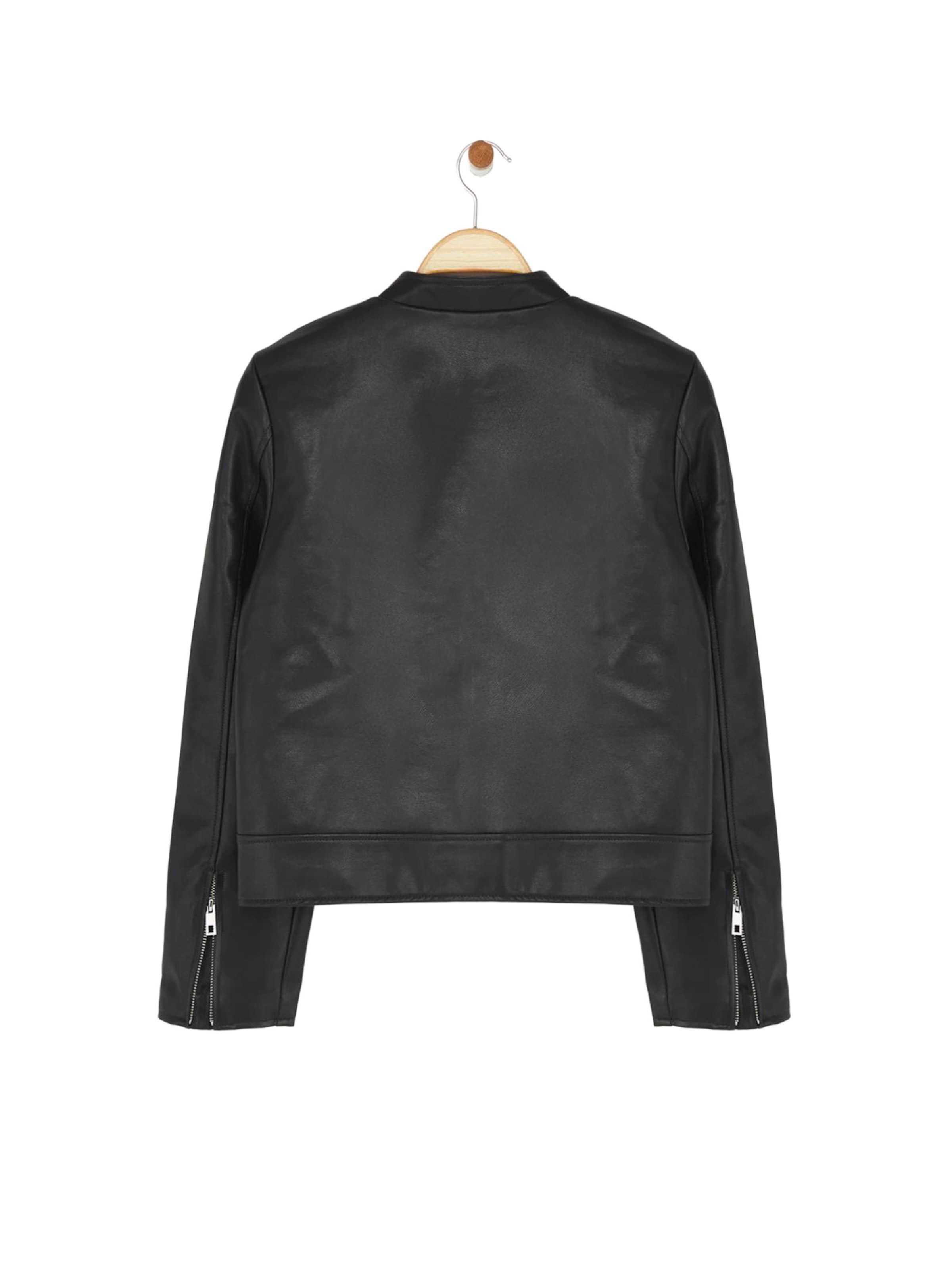 Trendyol Jacke in Schwarz