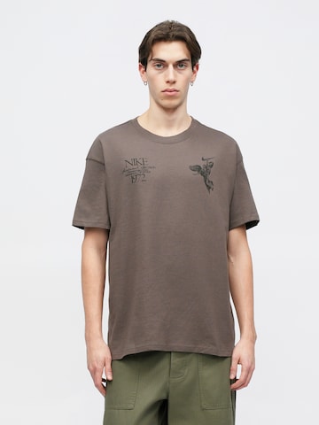 Nike Sportswear Póló 'M90 OC WINGS VICTORY' - szürke