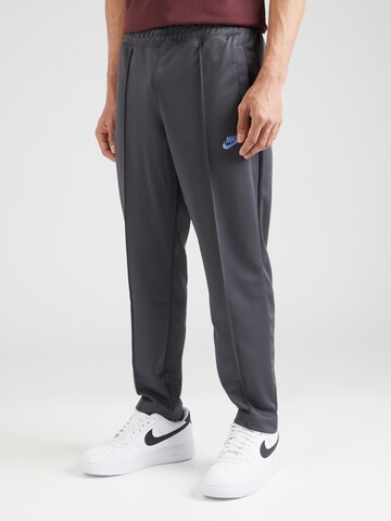 Regular Pantalon 'CLUB' Nike Sportswear en gris : devant