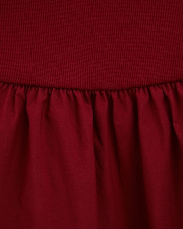 Rochie de la WE Fashion pe roșu