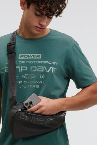 CAMP DAVID Sling Bag mit Folienprint in Schwarz