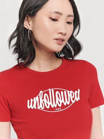 UNFOLLOWED x ABOUT YOU T-shirt 'GIRLFRIEND' i röd