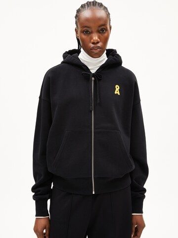 Veste de survêtement ARMEDANGELS en noir : devant