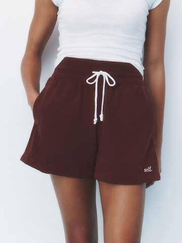 self. Regular Shorts in Braun: Vorderseite