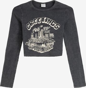 T-shirt Bershka en gris : devant