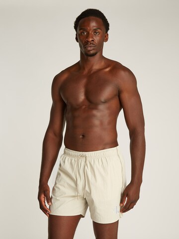 Calvin Klein Swimwear Rövid fürdőnadrágok - szürke: elől