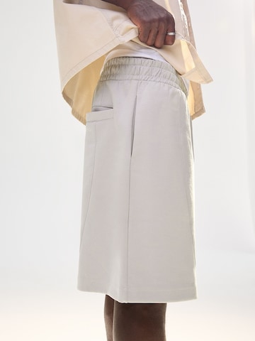 BershkaBaggy Hlače - siva boja