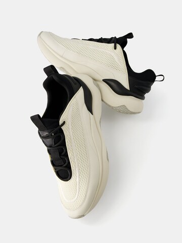 Sneaker bassa di Bershka in bianco