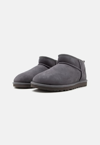 UGG - Botas 'Classic Ultra Mini' en gris