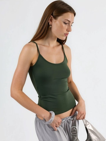Haut Busem en vert : devant