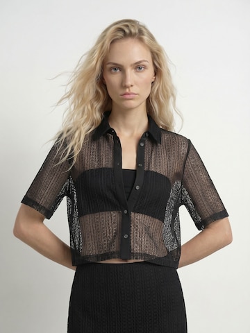 HYPEDROP Blouse in Black: front