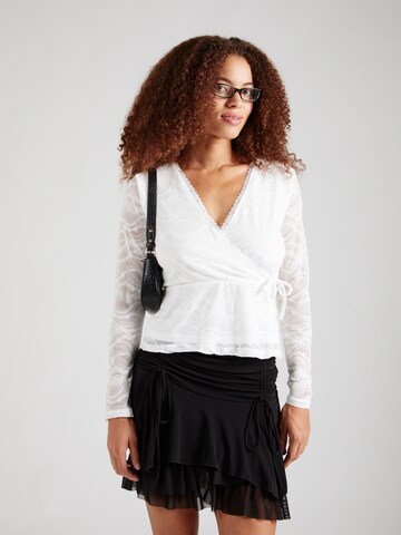 T-shirt 'Loretta' ABOUT YOU en blanc