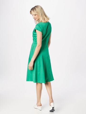 SWING Платье в Зеленый