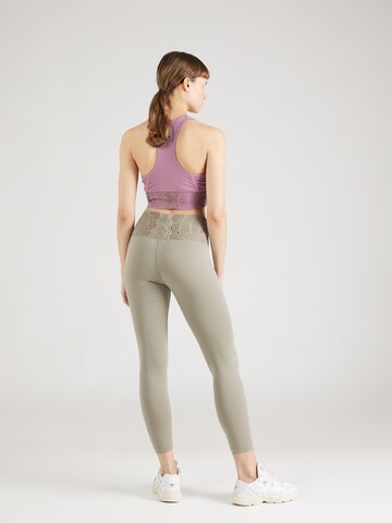 Skinny Pantalon de sport super.natural en gris